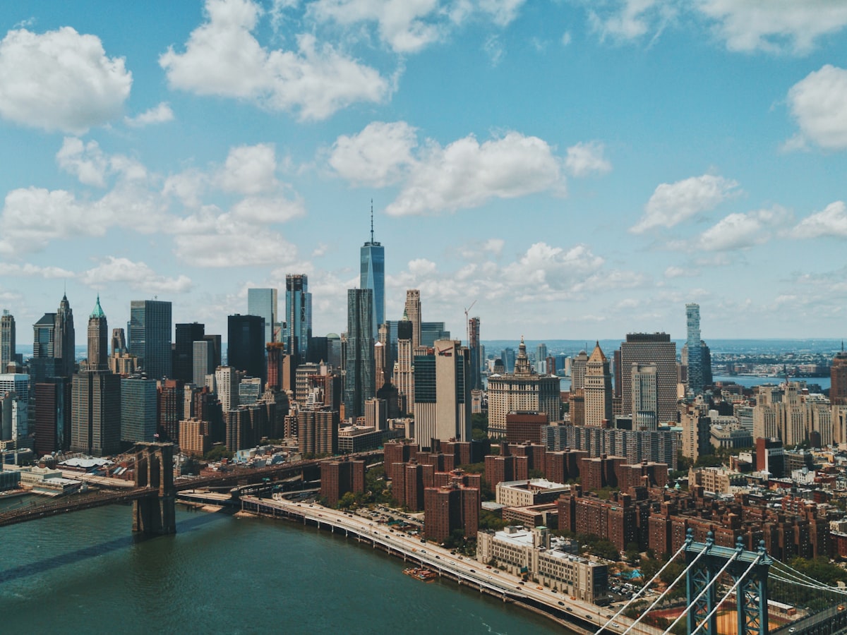 Vista aérea do sul de Manhattan, em Nova York, com a Ponte do Brooklyn e a Ponte de Manhattan sobre o East River